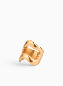 Anillo dorado de diseño escultural hecho a mano en bronce con baño de oro de 24K, es una pieza atemporal que combina modernidad y elegancia minimalista.