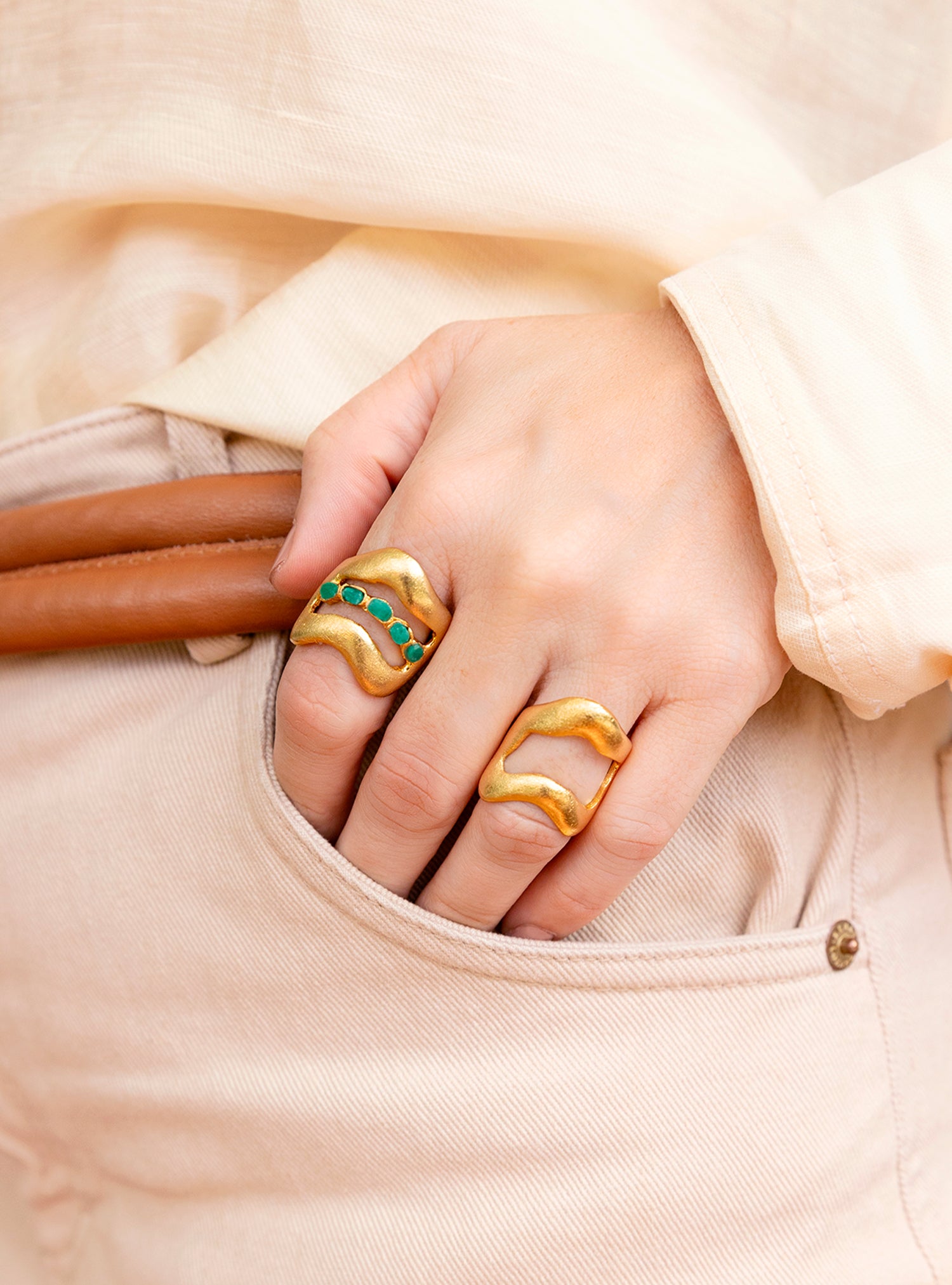 Anillo dorado de diseño escultural hecho a mano en bronce con baño de oro de 24K, es una pieza atemporal que combina modernidad y elegancia minimalista.