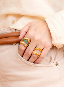 Anillo dorado de diseño escultural hecho a mano en bronce con baño de oro de 24K, es una pieza atemporal que combina modernidad y elegancia minimalista.