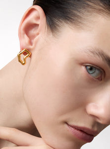Arete tipo topo en forma de Muzo atemporal perfectos para el día a día.