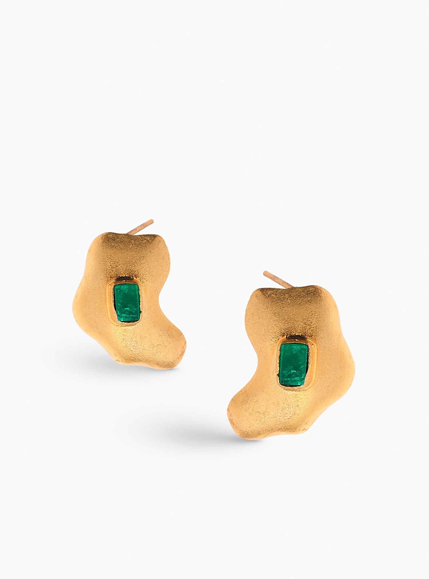 Aretes con esmeraldas colombianas en bruto, baño en oro de 24 k