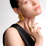 Aretes Hechos a mano en bronce con baño de oro de 24K, fusionan arte y sofisticación en una pieza atemporal