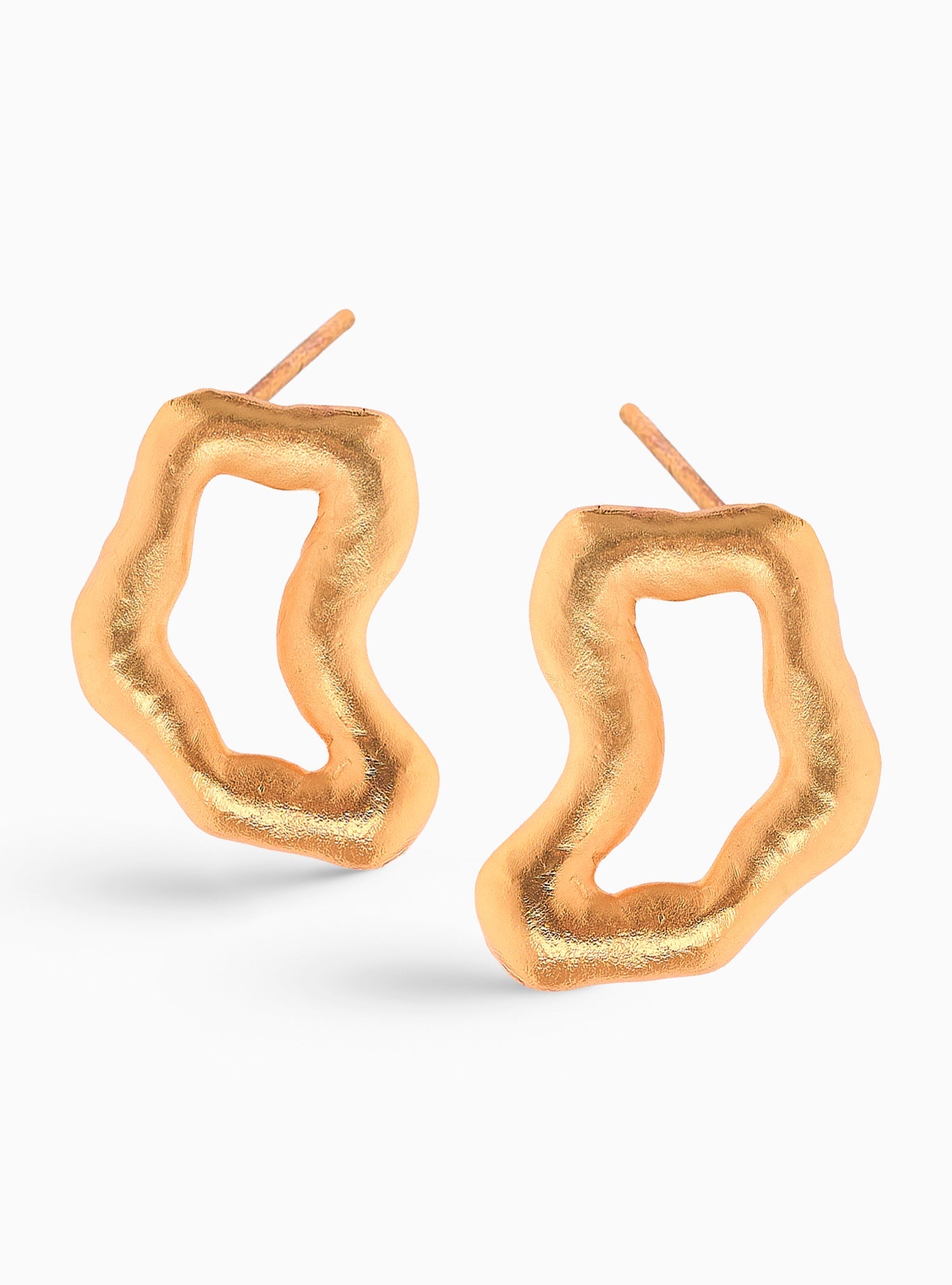 Aretes grandes de diseño del mapa de Muzo, hechos a mano en bronce con baño de oro de 24K. Perfectos para un look sofisticado y moderno.