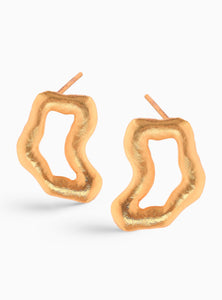 Aretes grandes de diseño del mapa de Muzo, hechos a mano en bronce con baño de oro de 24K. Perfectos para un look sofisticado y moderno.
