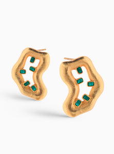 Aretes Hechos a mano en bronce con baño de oro de 24K, fusionan arte y sofisticación en una pieza atemporal