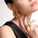 Aretes Hechos a mano en bronce con baño de oro de 24K, fusionan arte y sofisticación en una pieza atemporal