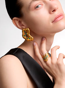 Aretes Hechos a mano en bronce con baño de oro de 24K, fusionan arte y sofisticación en una pieza atemporal