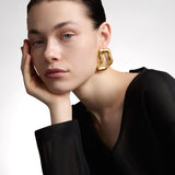 Aretes grandes de diseño del mapa de Muzo, hechos a mano en bronce con baño de oro de 24K. Perfectos para un look sofisticado y moderno.&nbsp;