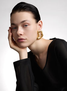 Aretes grandes de diseño del mapa de Muzo, hechos a mano en bronce con baño de oro de 24K. Perfectos para un look sofisticado y moderno.&nbsp;