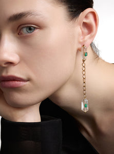 Aretes largos con esmeraldas en bruto y cuarzo, diseñados con cadenas doradas que aportan movimiento y sofisticación. Hechos a mano en bronce con baño de oro de 24K