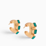 Aretes tipo candonga elaborados en bronce con baño de oro de 24K y engaste de esmeraldas en bruto.&nbsp;