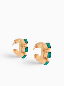 Aretes tipo candonga elaborados en bronce con baño de oro de 24K y engaste de esmeraldas en bruto.&nbsp;