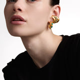Aretes tipo candonga con un diseño escultural único, elaborados en bronce con baño de oro de 24K y engaste de esmeraldas en bruto. Una pieza artesanal perfecta para destacar con elegancia y autenticidad. ¡Descúbrelos!