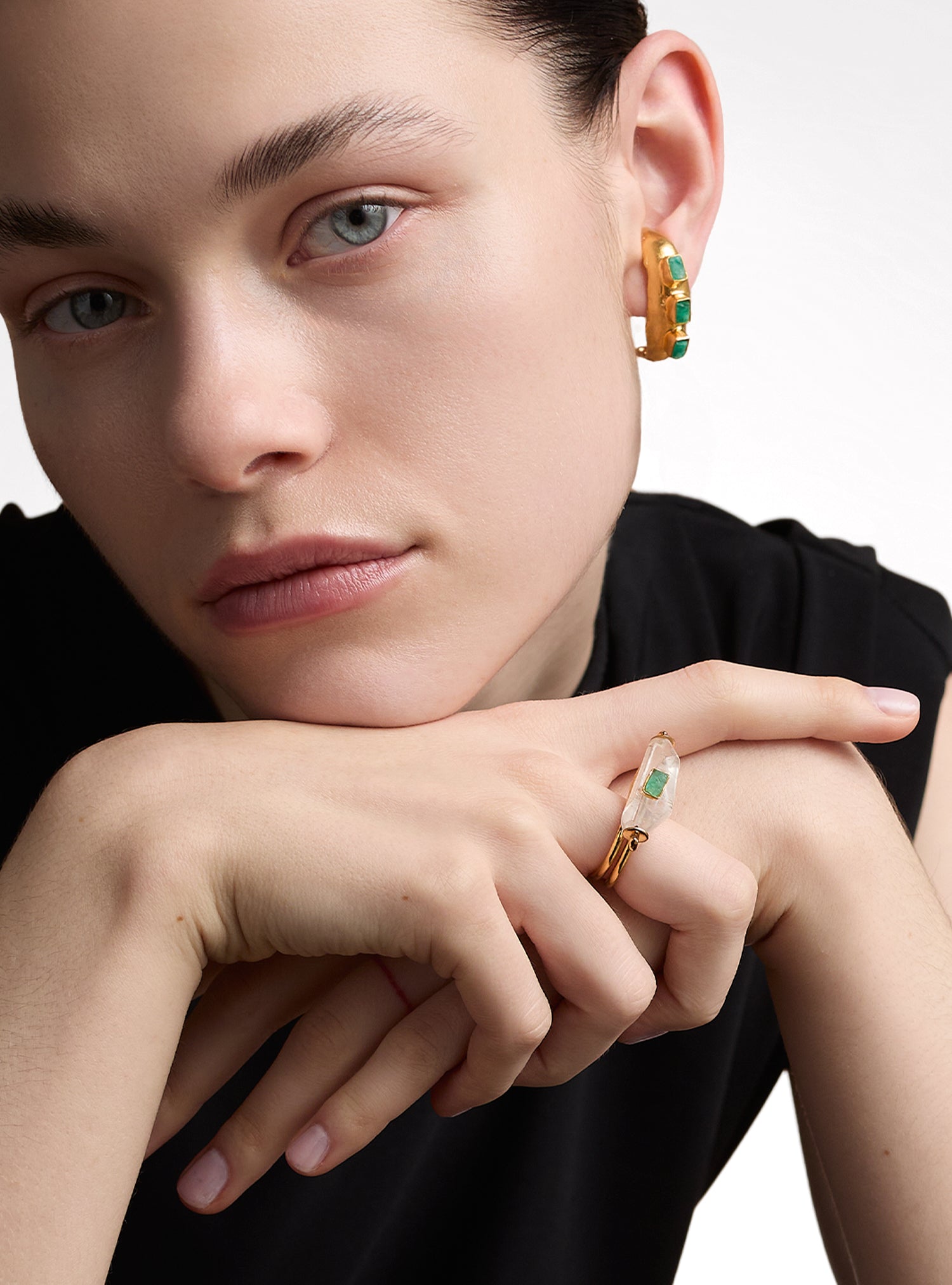 Aretes tipo candongas con esmeraldas en bruto colombianas, perfectos para el día o la noche