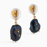 Perla barroca negra con puntos dorados y esmeralda colombiana. Un diseño artesanal contemporáneo y lleno de carácter.