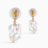 Aretes de perla y esmeralda en bruto creados en Colombia, ideales para quienes buscan joyería artesanal y elegante hecha por manos colombianas.