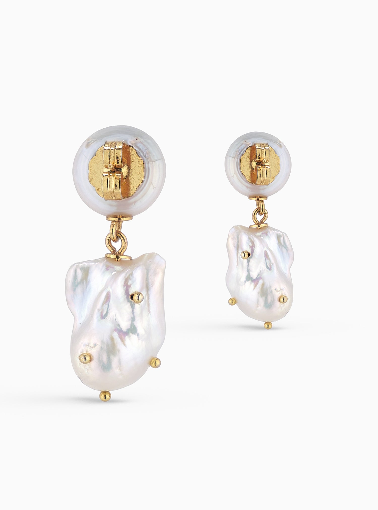 Aretes de perla y esmeralda en bruto creados en Colombia, ideales para quienes buscan joyería artesanal y elegante hecha por manos colombianas.