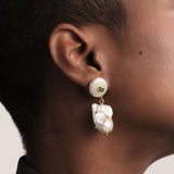 Aretes colombianos de lujo con perla natural y esmeralda cruda. Diseño artesanal en bronce con baño de oro de 24k, hechos en Colombia.