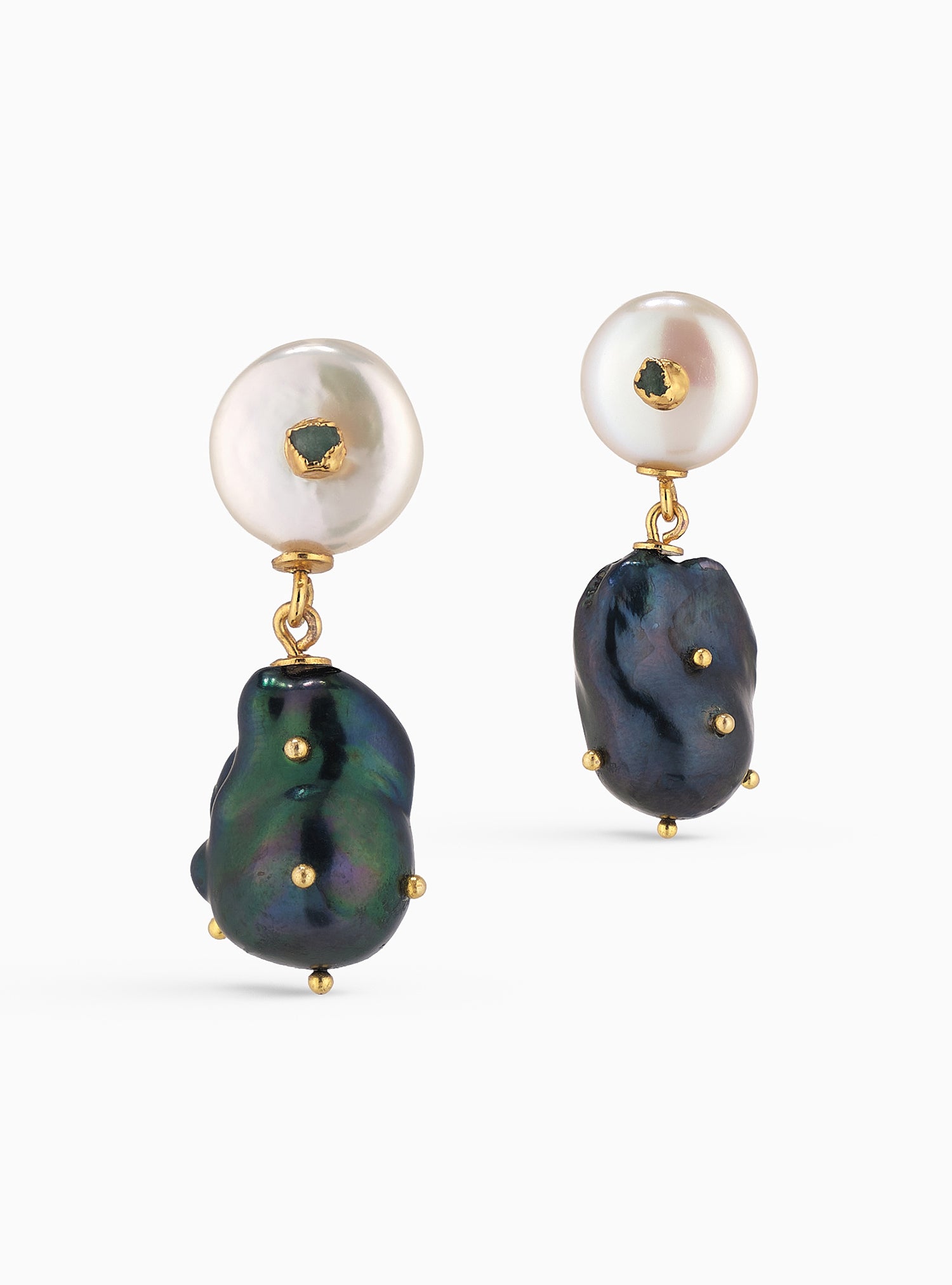 Diseño exclusivo con perla barroca negra y esmeralda electroformada. Piezas artesanales elaboradas en Colombia con acabado en oro 24k.