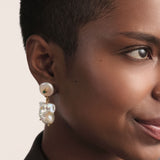Aretes artesanales de perla barroca intervenida con esmeralda en bruto. Un diseño elegante y atemporal que resalta autenticidad y lujo.