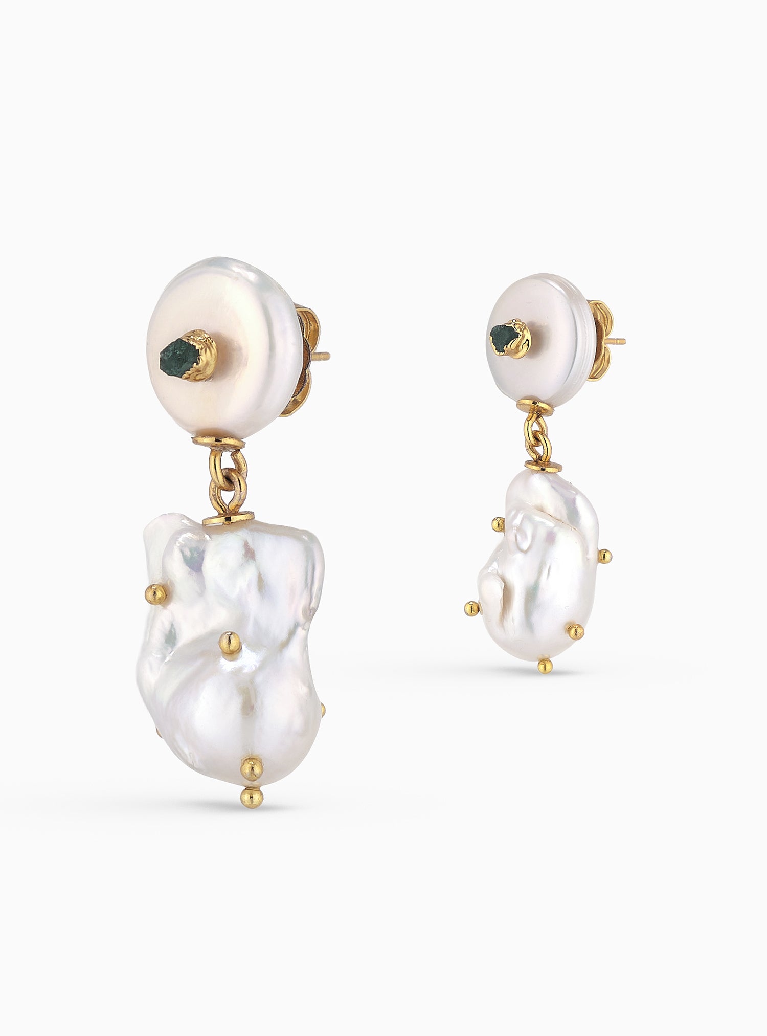 Aretes con esmeralda en bruto y perla natural, diseñados y fabricados en Colombia. Piezas elegantes y hechas a mano.