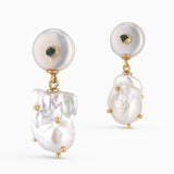 Aretes de perla barroca con esmeralda en bruto. Diseño artesanal, elegante y atemporal, perfectos para elevar cualquier look con autenticidad.