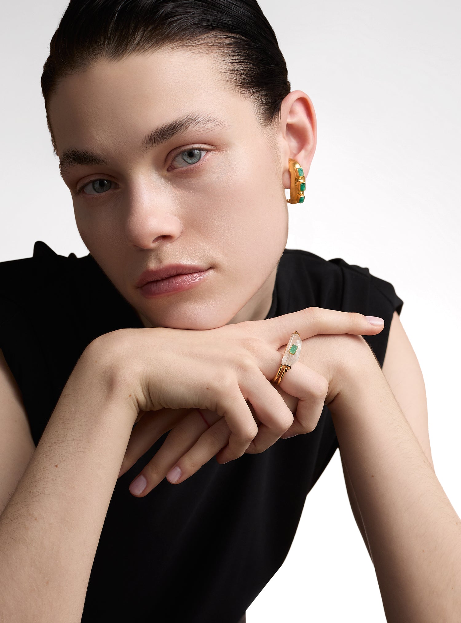Aretes tipo studs con esmeraldas en bruto colombianas, perfectos para el día o la noche