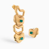 Ear climber dorado con esmeraldas naturales.