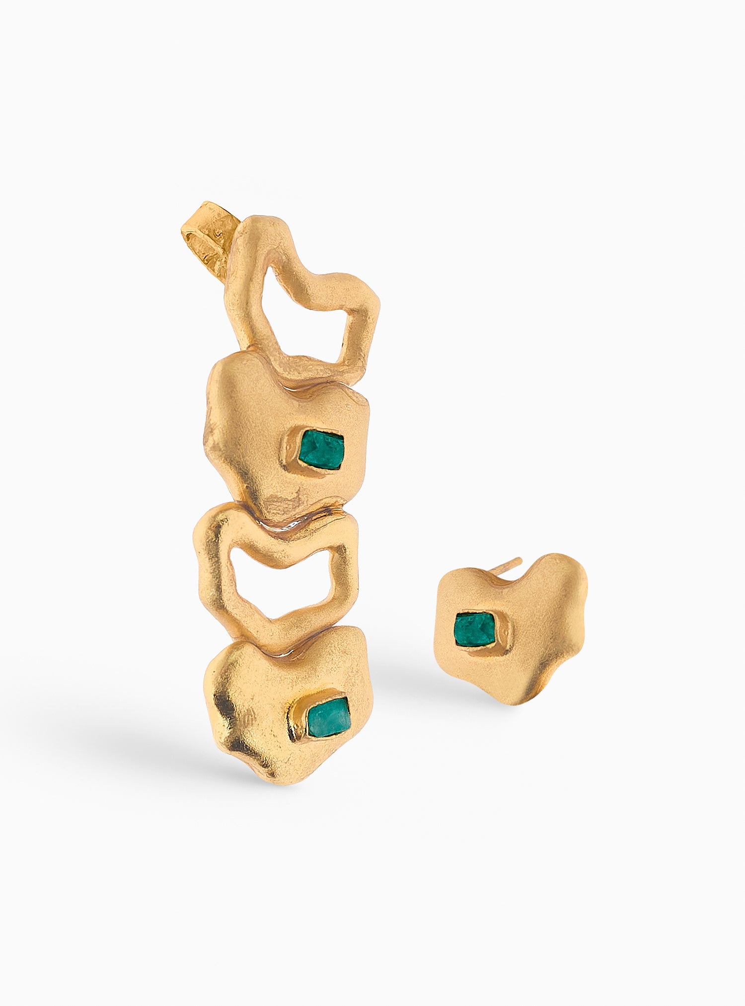 Ear climber dorado con esmeraldas naturales.