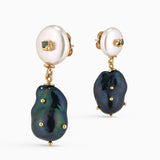 Aretes con contraste de perlas blancas y negras intervenidas con esmeralda. Perfectos para quienes buscan estilo y autenticidad.