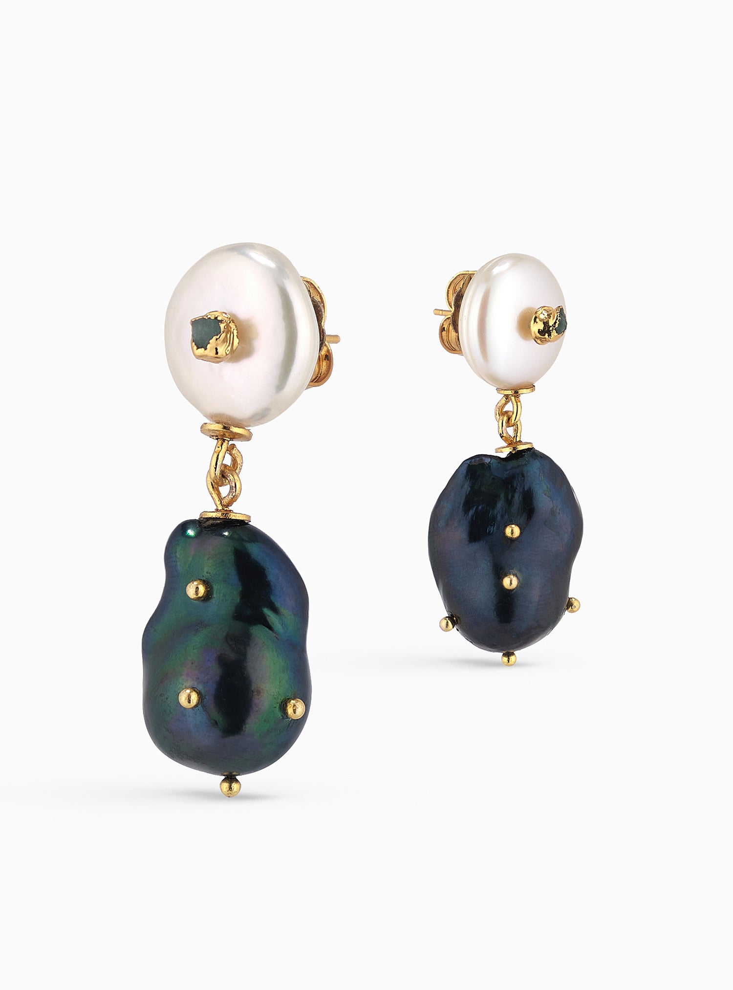 Aretes con contraste de perlas blancas y negras intervenidas con esmeralda. Perfectos para quienes buscan estilo y autenticidad.