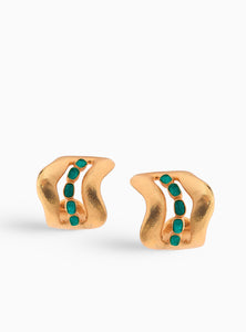 Aretes esculturales con esmeraldas naturales incrustadas, inspirados en formas orgánicas de la región de Muzo Boyacá. Elaborados a mano en bronce con baño de oro de 24K, fusionan elegancia y diseño contemporáneo.