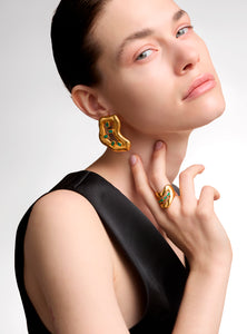 Aretes Hechos a mano en bronce con baño de oro de 24K, fusionan arte y sofisticación en una pieza atemporal