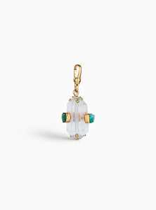 Elegante charm de cuarzo blanco con esmeraldas en bruto y baño de oro de 24k. Un diseño atemporal y artesanal que resalta la belleza natural de las piedras.