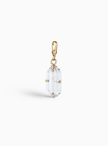Charm de cuarzo blanco con baño de oro de 24k, elaborado a mano. Un diseño atemporal y elegante que resalta la pureza y energía de la piedra