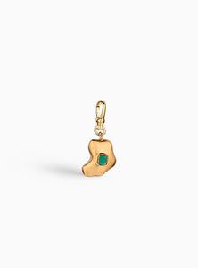 Charm artesanal con esmeralda en bruto incrustada y baño de oro de 24k. Un diseño orgánico y elegante que celebra la belleza natural de la piedra.
