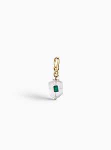 Elegante charm de cuarzo blanco con esmeraldas en bruto y baño de oro de 24k. Un diseño atemporal y artesanal que resalta la belleza natural de las piedras.
