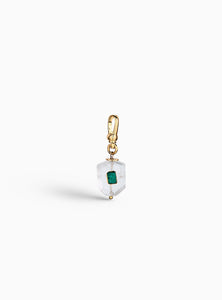 Elegante charm de cuarzo blanco con esmeraldas en bruto y baño de oro de 24k. Un diseño atemporal y artesanal que resalta la belleza natural de las piedras.
