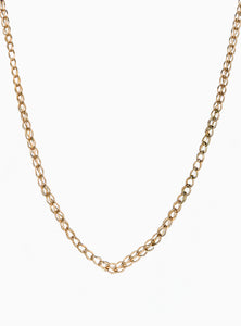 Descubre nuestra cadena dorada de 60 cm, un diseño elegante y atemporal tejido a mano cada eslabón, en bronce con baño de oro de 24K. Perfecta para llevar sola o combinar con nuestros charms.
