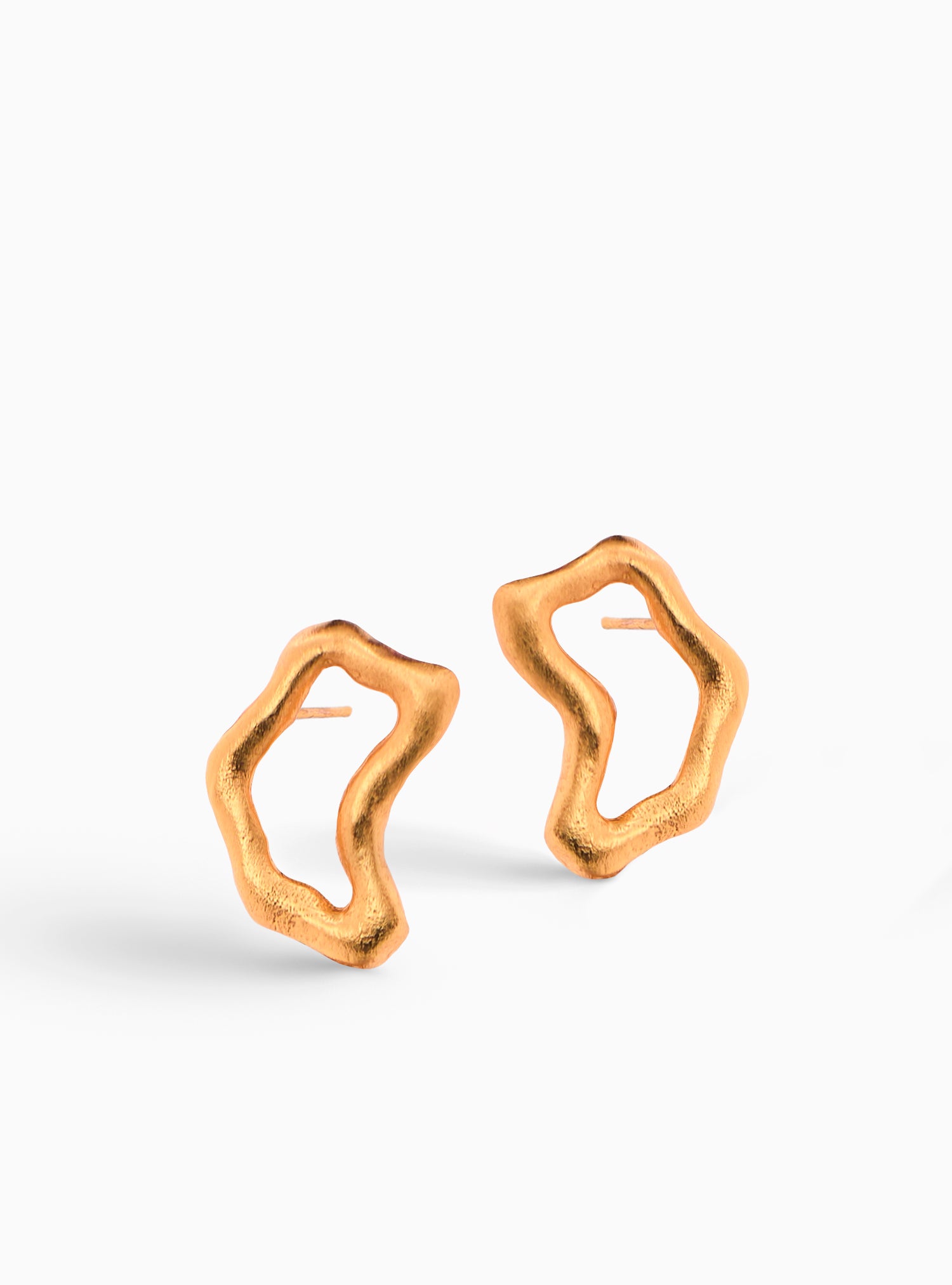 Topos pequeños en bronce con baño en oro 24k, inspirados en Muzo. Ideales para usar a diario;