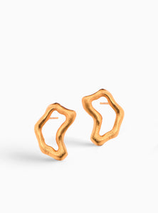 Topos pequeños en bronce con baño en oro 24k, inspirados en Muzo. Ideales para usar a diario;