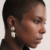 Aretes de perla barroca con esmeralda colombiana en bruto, hechos a mano en bronce con baño de oro. Joyería artesanal de Colombia con estilo único.