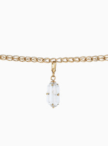 Charm de cuarzo blanco con baño de oro de 24k, elaborado a mano. Un diseño atemporal y elegante que resalta la pureza y energía de la piedra