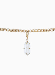 Charm de cuarzo blanco con baño de oro de 24k, elaborado a mano. Un diseño atemporal y elegante que resalta la pureza y energía de la piedra